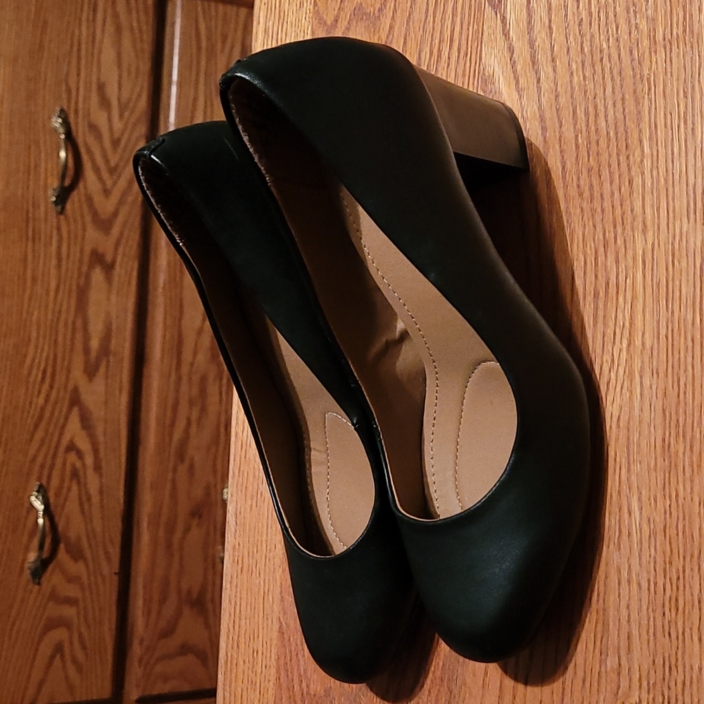 Jaclyn Smith black heels